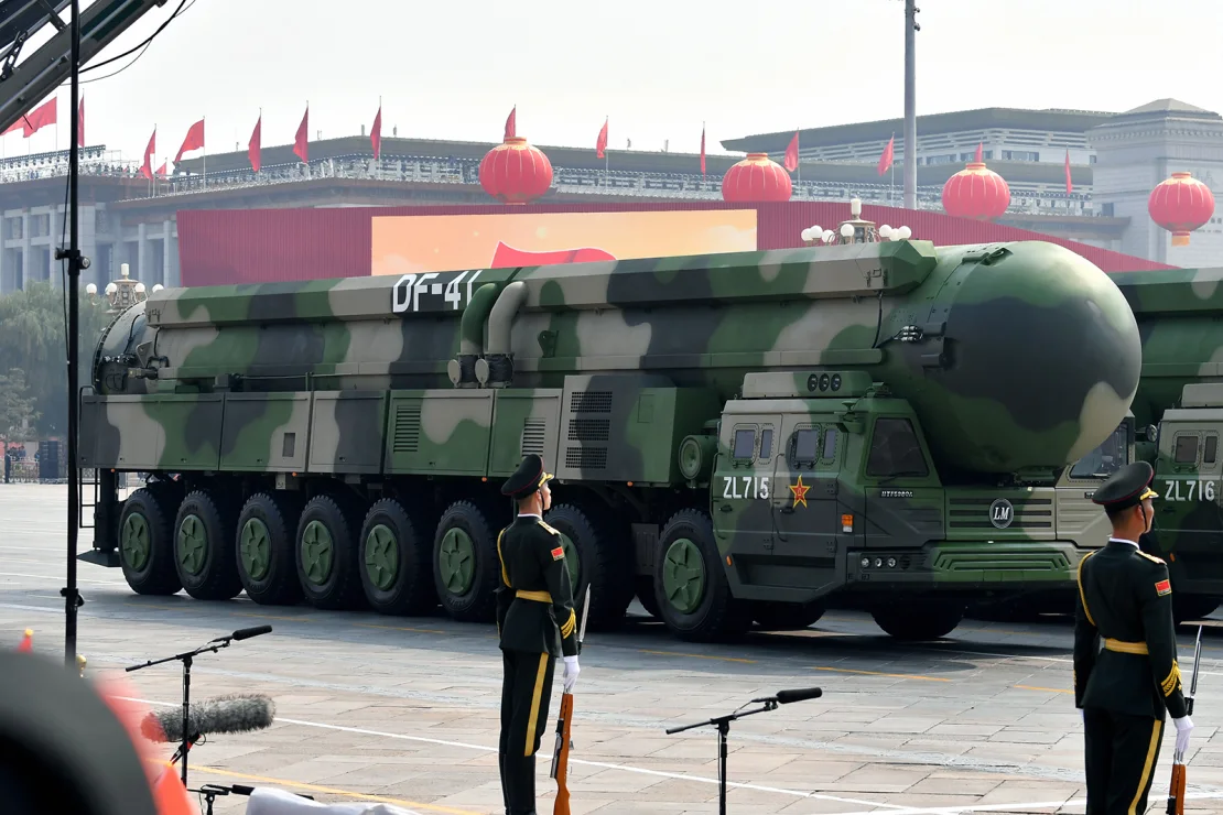 China lanza un ICBM al Océano Pacífico en su primera prueba pública en décadas, mientras aumentan las tensiones regionales