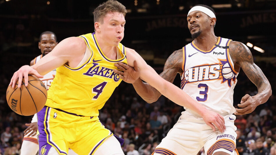 Booker y Durant combinan 63 puntos mientras los Suns le propinan la primera derrota de la temporada a los Lakers