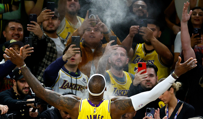 LeBron James y los Lakers decepcionan a los aficionados de la NBA con derrota ante los Pistons a pesar de los 37 puntos de AD