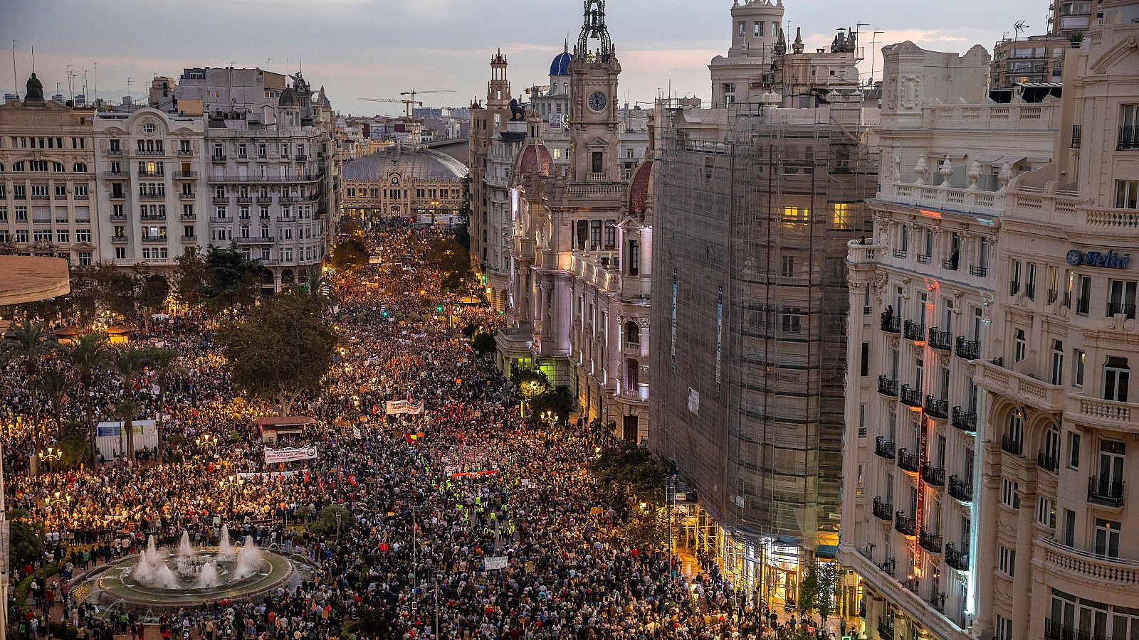 80,000 personas en Valencia exigen la dimisión de Mazón por su gestión tras la DANA