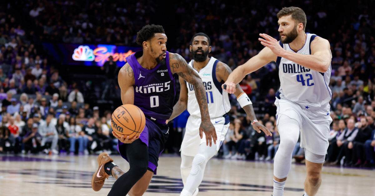 Fox anota 33 puntos, los Kings vencen a los Mavericks 110-100 mientras Christie celebra su primera victoria como entrenador interino