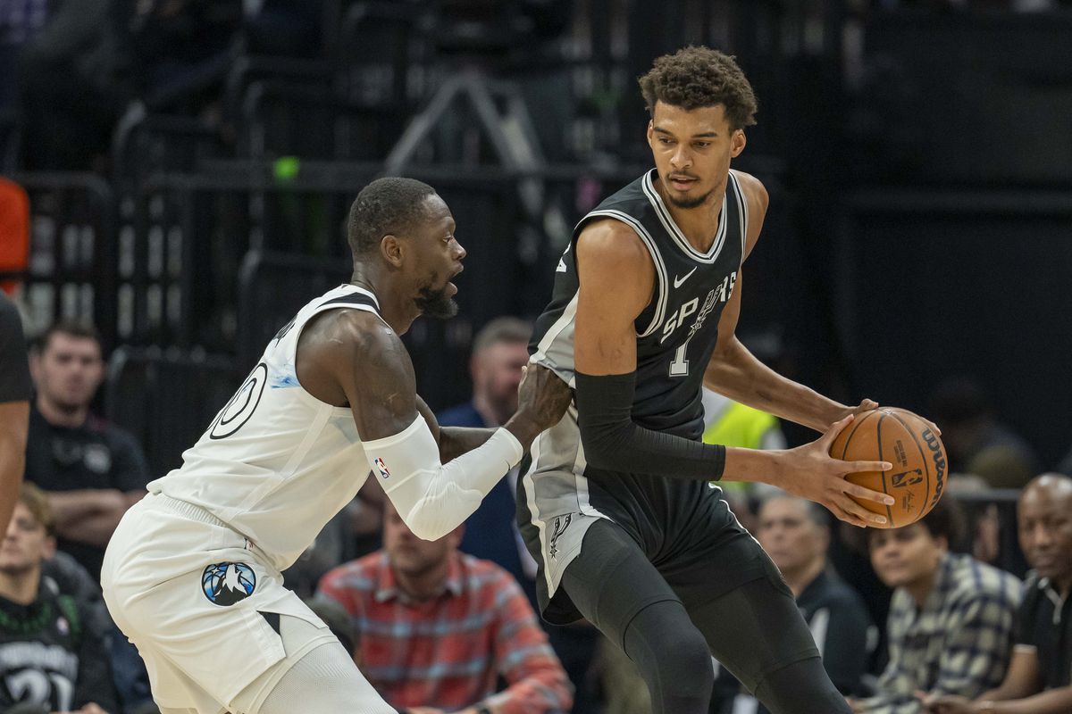 NBA: Timberwolves retrasan inicio contra Spurs por problema con la cancha de juego